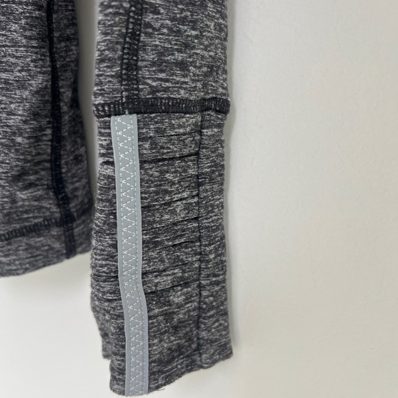 Lululemon Run Back On Track Pullover Heather Black Ponytail Hole Zipper Size 8 - Picture 6 of 10